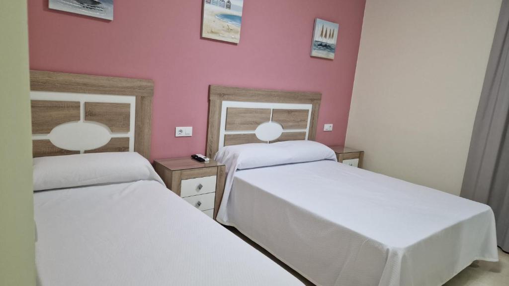 Habitación Doble con baño privado - 2 camas (HNE) 1.2